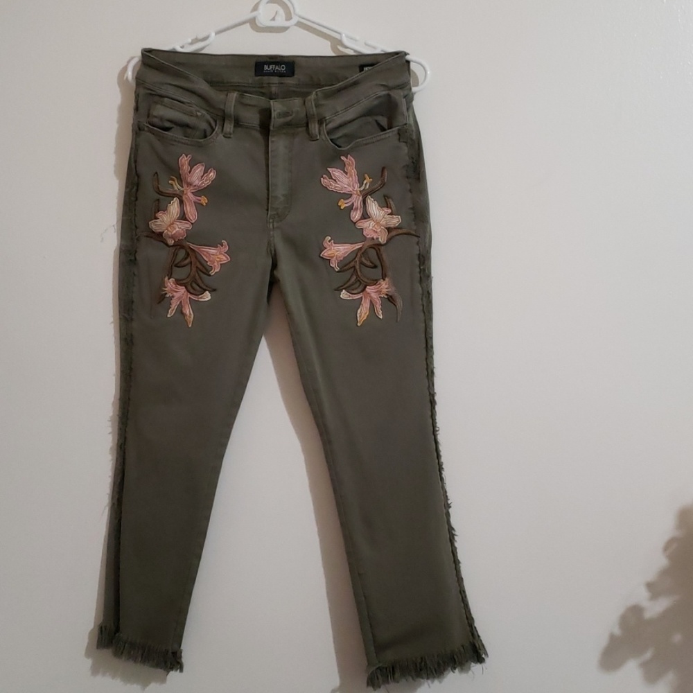 Mid rise cropped strech jeans.